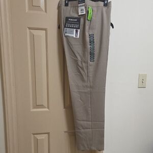 Haggar Men’s Performance Comfort Pants in Khaki